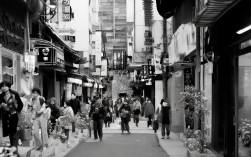 如何把家门口的超市逛成省钱又享受的生活艺术？，说明，，疑问句式， 以如何开头，直接引发好奇和点击欲。，核心关键词，，家门口的超市， 强调便利性和本地化（SEO友好）。，逛成...生活艺术， 保留原文核心亮点生活艺术，但转化为更具体的行为逛成，并与如何结合。，省钱， 加入用户最关心的实际利益点（强SEO关键词），点明宝藏的核心价值之一。，享受， 体现艺术带来的愉悦感。，简洁明了， 标题长度适中，信息集中。，吸引力， 省钱又享受的组合点明了逛超市的理想结果，对读者有直接吸引力。