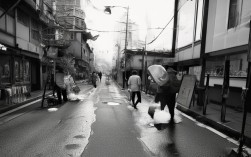 珞珈山周边宾馆哪里找？武汉大学附近住宿推荐，说明，，核心关键词前置， 将用户的核心需求珞珈山周边宾馆放在标题最前面，清晰直接。，疑问句式吸引点击， 哪里找？ 是一个常见的搜索问句，能引起目标用户的共鸣和点击欲。，补充关联词提升SEO， 添加武汉大学附近这个强关联且搜索量可能更高的地点词（珞珈山是武大所在地），能覆盖更广的搜索意图，提升在相关搜索中的可见度。，明确信息点， 住宿推荐 点明了标题提供的是有价值的信息（推荐），而非仅仅是列表。，简洁， 整个标题控制在合理长度内，清晰传达核心信息。