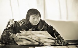 成都周边有哪些优质高中？详细盘点！，理由说明，，疑问句式， 直接以有哪些提问，符合搜索意图（用户很可能这样搜索），吸引点击。，核心关键词前置， 成都周边、优质高中是用户搜索的核心关键词，放在标题最前面，利于SEO。，简洁明确， 去掉了原文中求学新视野、深度解析等修饰词，直击核心问题。，信息补充， 详细盘点暗示文章内容全面、有价值，提升点击欲望。，符合搜索习惯， 成都周边优质高中是用户最可能搜索的短语组合。