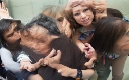 基于您提供的内容，这里是一个简洁且SEO友好的疑问标题，，碧海金沙是拥抱阳光与海浪的度假好去处吗？，说明，，核心关键词前置， 将核心地点/特色碧海金沙放在标题最前面，利于SEO识别和用户快速理解主题。，疑问句式， 使用吗？构成疑问句，更能吸引用户点击寻找答案，符合搜索意图。，概括核心体验， 用拥抱阳光与海浪精准概括原文描述的阳光与海浪体验。，点明属性与价值， 度假好去处直接点明其作为旅游目的地的属性，并暗示其价值（好），简洁有力。，简洁性， 整个标题清晰明了，没有冗余词汇。