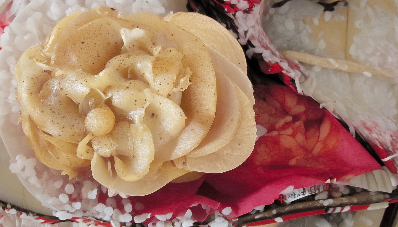 上海周边有哪些必吃的江南地道美食？，理由说明，，疑问句式， 以有哪些开头，直接引发读者兴趣和搜索意图。，核心关键词前置， 将最重要的地域关键词上海周边放在最前面，便于搜索引擎识别。，突出核心主题， 必吃的江南地道美食 精准概括了原标题的核心内容（品味江南、地道美食、不容错过/巡礼）。，简洁明了， 语言精炼，没有冗余词汇，易于阅读和理解。，SEO友好， 包含了用户搜索时可能使用的关键短语，如上海周边、江南、地道美食、必吃。-图2