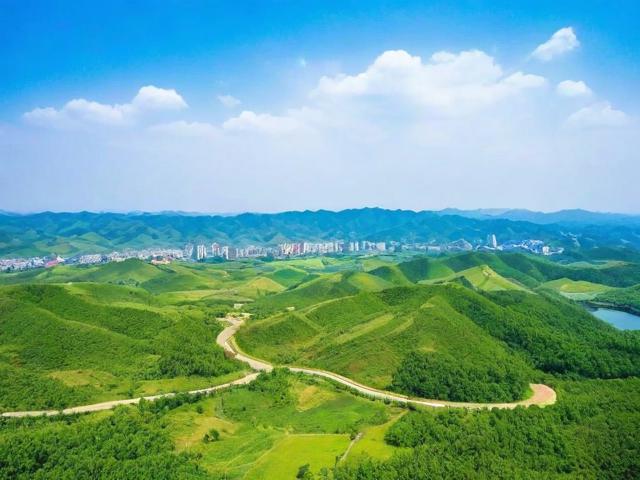 北京周边二日游如何规划最佳行程?,说明,,包含核心关键词, 北京周边二日游、规划、行程 是用户搜索的核心词,都包含在内。,疑问句式, 使用如何规划构成疑问句,符合搜索意图(用户想知道方法),也更吸引点击。,简洁明确, 直接点明主题和需求(二日游、行程规划)。,价值提示, 最佳行程 暗示能提供高质量的建议,增加吸引力。,符合搜索习惯, 人们常搜索XX如何规划、XX最佳行程这类问题。-图4 北京周边二日游如何规划最佳行程?,说明,,包含核心关键词, 北京周边二日游、规划、行程 是用户搜索的核心词,都包含在内。,疑问句式, 使用如何规划构成疑问句,符合搜索意图(用户想知道方法),也更吸引点击。,简洁明确, 直接点明主题和需求(二日游、行程规划)。,价值提示, 最佳行程 暗示能提供高质量的建议,增加吸引力。,符合搜索习惯, 人们常搜索XX如何规划、XX最佳行程这类问题。-图4