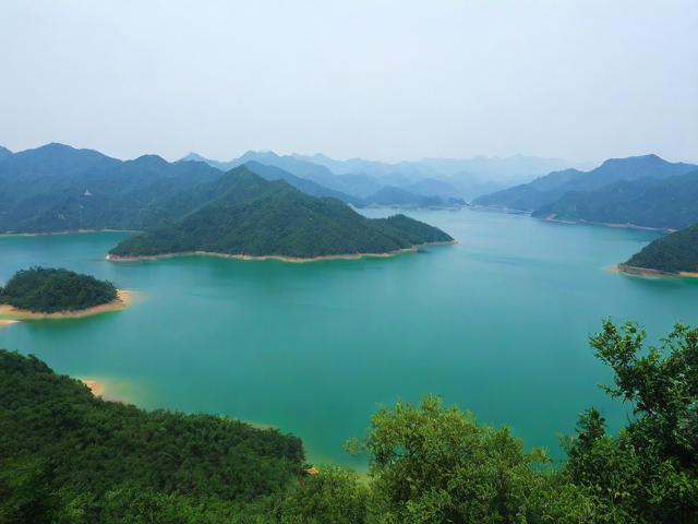 基于您提供的内容，直接生成的简洁且SEO友好的疑问标题如下，，密云水库是碧波荡漾的生态绿洲吗？，核心优化点说明，，核心关键词前置，以密云水库开头，直接匹配搜索意图。，疑问句式，使用是...吗？结构引发好奇，提高点击率。，保留核心描述，完整包含您提供的核心描述碧波荡漾的生态绿洲，确保准确传达信息。，简洁性，句式简短明了，符合标题要求。，SEO友好，包含用户最可能搜索的地标名称密云水库和关键属性生态绿洲。-图2