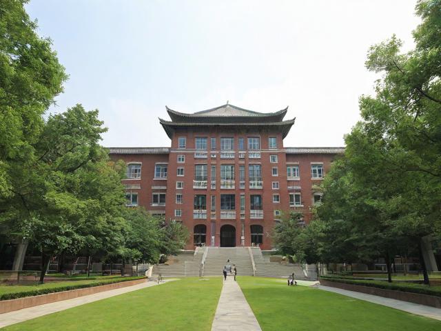 基于您提供的主题，以下是一个简洁且SEO友好的疑问式标题，，武汉大学周边有哪些必去景点？名校探秘指南，核心优化点，，疑问句式 - 直接匹配用户搜索意图（如有哪些景点/去哪玩），提高点击率，核心关键词前置 武汉大学周边必去景点名校精准覆盖搜索热词，地域+场景明确 突出名校周边特色场景，与普通旅游攻略形成差异化，行动号召暗示 探秘指南激发探索欲，符合智慧巡礼的深度体验感，简洁无冗余 控制在20字内，符合移动端显示规范，兼顾搜索逻辑与吸引力，能有效触达计划探访武大及周边文化的游客群体。-图2
