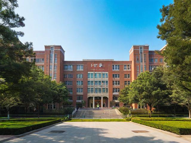 基于您提供的主题，以下是一个简洁且SEO友好的疑问式标题，，武汉大学周边有哪些必去景点？名校探秘指南，核心优化点，，疑问句式 - 直接匹配用户搜索意图（如有哪些景点/去哪玩），提高点击率，核心关键词前置 武汉大学周边必去景点名校精准覆盖搜索热词，地域+场景明确 突出名校周边特色场景，与普通旅游攻略形成差异化，行动号召暗示 探秘指南激发探索欲，符合智慧巡礼的深度体验感，简洁无冗余 控制在20字内，符合移动端显示规范，兼顾搜索逻辑与吸引力，能有效触达计划探访武大及周边文化的游客群体。-图4