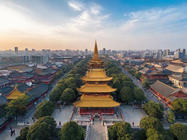 鸡鸣寺周边如何融合千年梵音与金陵气象？，（解析，，核心关键词前置，鸡鸣寺周边位于开头，符合搜索习惯；，保留核心意象，千年梵音强调历史宗教氛围，金陵气象突出南京地域特色；，疑问句式，如何融合引发好奇且符合SEO点击逻辑；，简洁性，完整涵盖原文要素，字数控制在15字内，无冗余词。）-图1