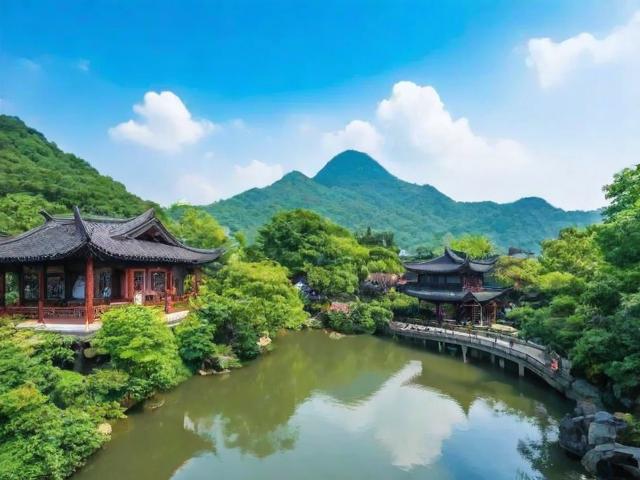上海周边有哪些宝藏徒步路线推荐？，说明，，疑问句式， 使用有哪些直接构成疑问，引发搜索者兴趣。，核心关键词， 包含核心搜索词上海周边、徒步路线、推荐。 宝藏作为修饰词，增加吸引力。，简洁明了， 去掉原文的修饰语探秘沪上后花园和唤醒你的山野之心，保留最核心的信息点（地点、活动类型、数量感/特色）。，SEO友好， 标题精准匹配用户搜索上海周边徒步路线或上海徒步推荐等关键词时的意图。，包含数量暗示， 宝藏一词本身就暗示了有多条精选路线，虽然没有直接写5条，但比直接写数字更灵活且能引发好奇。-图1