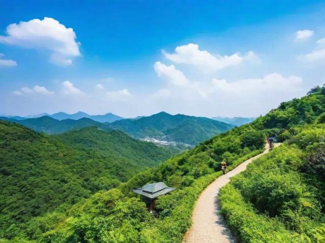 上海周边有哪些宝藏徒步路线推荐？，说明，，疑问句式， 使用有哪些直接构成疑问，引发搜索者兴趣。，核心关键词， 包含核心搜索词上海周边、徒步路线、推荐。 宝藏作为修饰词，增加吸引力。，简洁明了， 去掉原文的修饰语探秘沪上后花园和唤醒你的山野之心，保留最核心的信息点（地点、活动类型、数量感/特色）。，SEO友好， 标题精准匹配用户搜索上海周边徒步路线或上海徒步推荐等关键词时的意图。，包含数量暗示， 宝藏一词本身就暗示了有多条精选路线，虽然没有直接写5条，但比直接写数字更灵活且能引发好奇。-图3