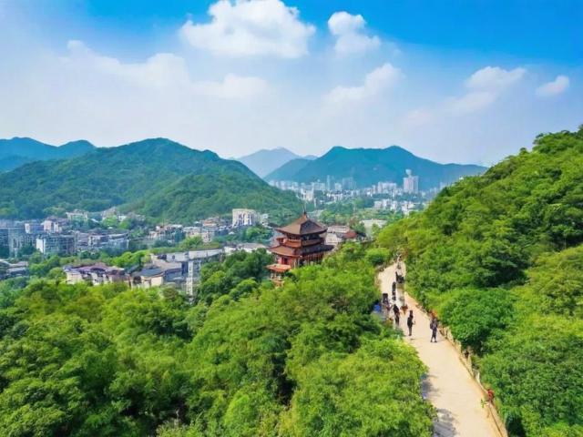 上海周边有哪些宝藏徒步路线推荐？，说明，，疑问句式， 使用有哪些直接构成疑问，引发搜索者兴趣。，核心关键词， 包含核心搜索词上海周边、徒步路线、推荐。 宝藏作为修饰词，增加吸引力。，简洁明了， 去掉原文的修饰语探秘沪上后花园和唤醒你的山野之心，保留最核心的信息点（地点、活动类型、数量感/特色）。，SEO友好， 标题精准匹配用户搜索上海周边徒步路线或上海徒步推荐等关键词时的意图。，包含数量暗示， 宝藏一词本身就暗示了有多条精选路线，虽然没有直接写5条，但比直接写数字更灵活且能引发好奇。-图4