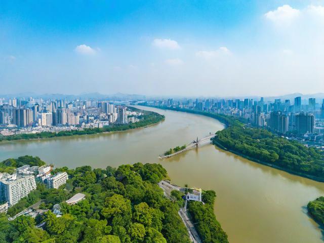 基于您提供的文案，这是一个简洁且SEO友好的疑问式标题，，为什么岳麓山与湘江风光带是城市后花园的完美起点？，理由说明，，包含核心关键词， 直接包含了最重要的地名岳麓山、湘江风光带和核心概念城市后花园、完美起点。这有助于搜索引擎识别主题。，疑问句式吸引点击， 为什么...开头的疑问句能激发用户的好奇心和寻找答案的欲望，提高点击率。，简洁明了， 句子结构简单，直接点出文案的核心观点（它们是城市后花园的起点）。，准确反映内容， 标题精准概括了您提供的文案主旨。-图3