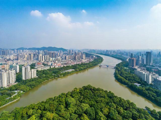 基于您提供的文案，这是一个简洁且SEO友好的疑问式标题，，为什么岳麓山与湘江风光带是城市后花园的完美起点？，理由说明，，包含核心关键词， 直接包含了最重要的地名岳麓山、湘江风光带和核心概念城市后花园、完美起点。这有助于搜索引擎识别主题。，疑问句式吸引点击， 为什么...开头的疑问句能激发用户的好奇心和寻找答案的欲望，提高点击率。，简洁明了， 句子结构简单，直接点出文案的核心观点（它们是城市后花园的起点）。，准确反映内容， 标题精准概括了您提供的文案主旨。-图4