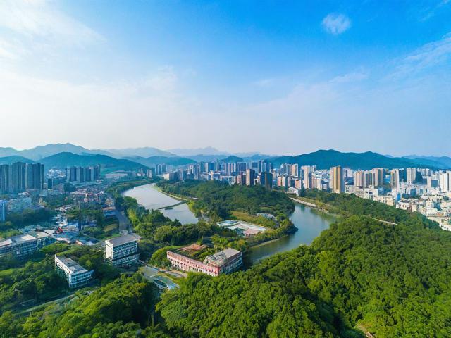 根据您的要求，为您生成简洁、SEO友好的疑问标题，，鹤山本地有哪些精华景点？，说明，，直接使用关键词，完全包含您提供的核心关键词鹤山本地精华景点。，疑问句式，采用有哪些的疑问句式，符合用户搜索意图（寻找景点列表），自然且吸引点击。，简洁清晰，没有多余词汇，信息传达直接。，SEO友好，，核心关键词前置（鹤山本地）。，疑问词有哪些是常见搜索模式。，结尾的精华景点明确点明搜索目标。，整体结构符合用户搜索鹤山本地景点推荐/介绍的习惯。-图1