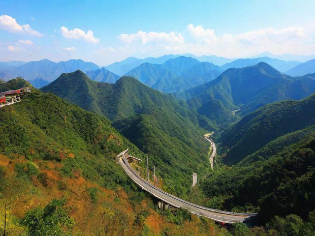 周边有哪些必去的隐藏景点？，理由说明，，疑问句式， 直接以问题开头，引发读者好奇心和搜索意图。，核心关键词， 周边、必去、隐藏景点 直接命中核心主题周边景点探秘。，周边， 明确目标范围。，必去， 强调推荐性和价值，吸引点击。，隐藏景点， 精准对应探秘的核心概念，暗示内容的新奇和深度，是SEO友好且吸引眼球的词汇。，简洁明了， 标题简短有力，易于阅读和理解。，SEO友好， 包含了用户可能搜索的关键词组合（如周边隐藏景点、周边必去景点）。-图2