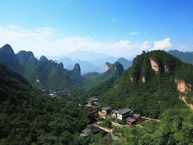 周边有哪些必去的隐藏景点？，理由说明，，疑问句式， 直接以问题开头，引发读者好奇心和搜索意图。，核心关键词， 周边、必去、隐藏景点 直接命中核心主题周边景点探秘。，周边， 明确目标范围。，必去， 强调推荐性和价值，吸引点击。，隐藏景点， 精准对应探秘的核心概念，暗示内容的新奇和深度，是SEO友好且吸引眼球的词汇。，简洁明了， 标题简短有力，易于阅读和理解。，SEO友好， 包含了用户可能搜索的关键词组合（如周边隐藏景点、周边必去景点）。-图4