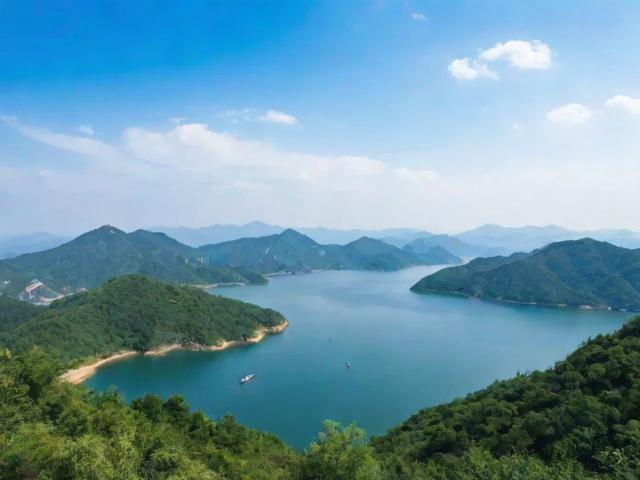 根据您的要求，为您生成简洁且SEO友好的疑问标题，，咸阳周边避暑首选翠华山？人少景美又清凉！，解析，，核心地点 & 目的， 明确包含咸阳周边和避暑这两个关键搜索词。，突出推荐， 使用首选点明翠华山的优势地位，吸引点击。，核心卖点， 精准提炼您描述的核心优势人少景美和清凉（比凉快更书面化）。，疑问句式， 以问号开头引发兴趣，符合要求。，简洁有力， 标题精炼，信息量充足，易于阅读和搜索抓取。，地域与文化， 咸阳周边符合老陕视角定位。，情感共鸣， 清凉直接回应夏日痛点，人少景美满足对理想出游地的期待。-图1