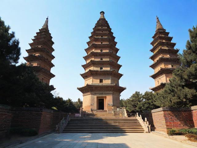 太原双塔寺六百年砖石古韵，一日漫游值得去吗？，解析，，包含核心关键词， 太原双塔寺、六百年、砖石古韵、一日漫游 都是文章的核心信息点，利于搜索。，疑问句式， 值得去吗？ 直接引发读者好奇心和点击欲，符合疑问标题的要求。，简洁明了， 准确概括了文章核心内容（地点、特色、时间、活动）。，突出亮点， 六百年砖石古韵 强调了其历史底蕴和建筑特色这一核心吸引力。，地点前置， 太原双塔寺 放在开头，符合搜索习惯。-图4