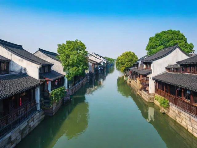 苏州一日怎么玩转古城新韵？，理由说明，，核心关键词前置， 苏州、一日、古城 是核心搜索关键词，放在开头最利于SEO。，疑问句式吸引点击， 怎么玩转？ 直接点出用户的核心疑问（如何在一天内体验苏州），引发兴趣。，提炼核心主题， 古城新韵 精准概括了原文古城新韵的精髓，即传统与现代的结合。，简洁有力， 整个标题非常精炼，没有多余词汇，符合要求。，包含玩转， 暗示高效、尽兴的体验，与一日和漫游指南的目的相符。-图2