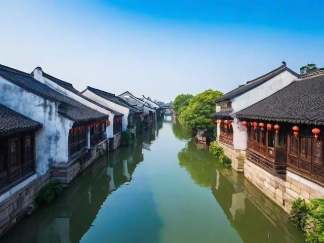苏州一日怎么玩转古城新韵？，理由说明，，核心关键词前置， 苏州、一日、古城 是核心搜索关键词，放在开头最利于SEO。，疑问句式吸引点击， 怎么玩转？ 直接点出用户的核心疑问（如何在一天内体验苏州），引发兴趣。，提炼核心主题， 古城新韵 精准概括了原文古城新韵的精髓，即传统与现代的结合。，简洁有力， 整个标题非常精炼，没有多余词汇，符合要求。，包含玩转， 暗示高效、尽兴的体验，与一日和漫游指南的目的相符。-图3