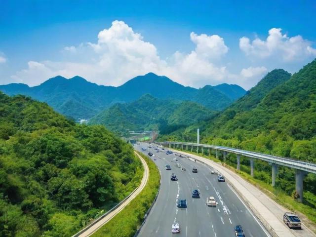 香港一日游如何高效安排交通？，说明，，包含核心关键词， 香港一日游、交通、高效 是用户搜索的核心词汇，都包含在标题中。，疑问句式， 如何... 开头的疑问句天然吸引点击，符合用户搜索攻略时的意图。，简洁明确， 直接点明主题（一日游交通）和核心诉求（高效），没有冗余词汇。，突出价值， 高效 直接解决了用户的核心痛点（如何在有限时间内最优利用交通）。，省略畅游， 本身已经隐含了畅游的意思，省略后更简洁，且畅游在SEO关键词中的权重通常不如高效、攻略、安排等词精准。-图3