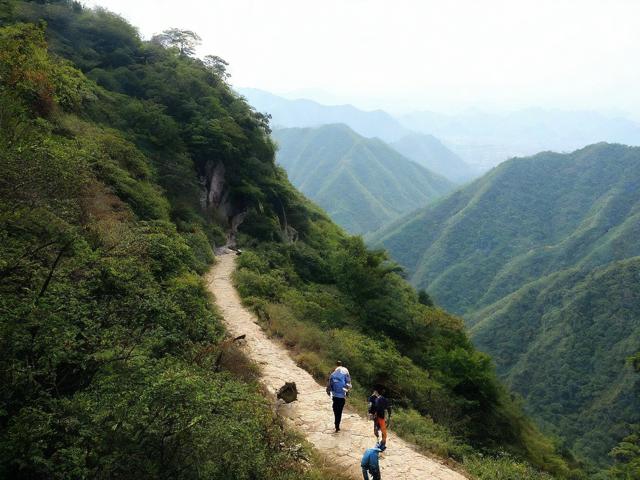 如何在登山探幽中体验自然与人文的完美交融？-图1