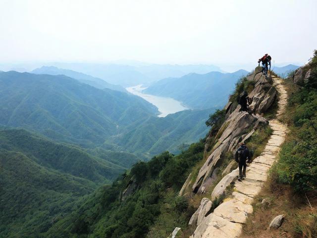 如何在登山探幽中体验自然与人文的完美交融？-图2