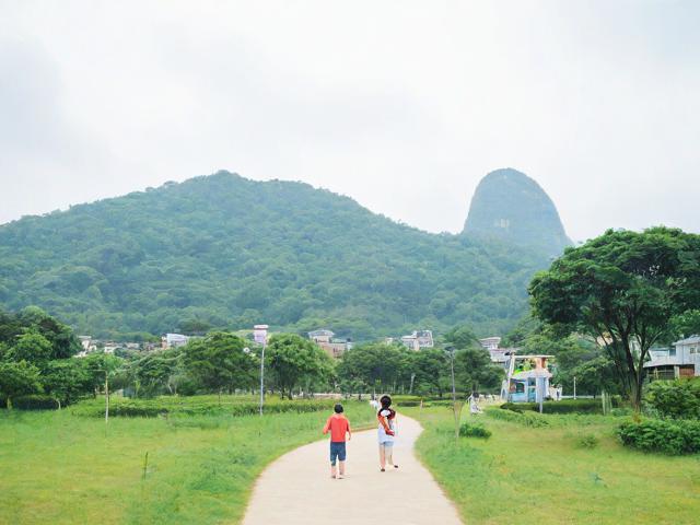 佛山周边亲子一日游为何成为首选？，说明，，包含核心关键词， 佛山周边、亲子、一日游 是核心搜索词，直接包含在标题中。，疑问句式吸引点击， 为何成为首选？ 引发读者好奇，想知道原因和魅力所在。，简洁明了， 标题长度适中，重点突出。，暗示优势， 首选 一词暗示了该行程具有吸引力、便利性或性价比等优势，呼应魅力的核心。-图2