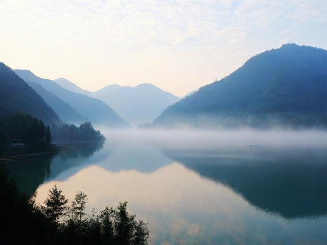 清晨出发如何感受湖光山色的最佳美景？-图2