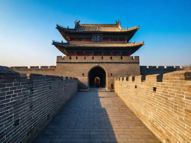 清晨漫步古城墙，如何体验千年历史脉搏？-图1