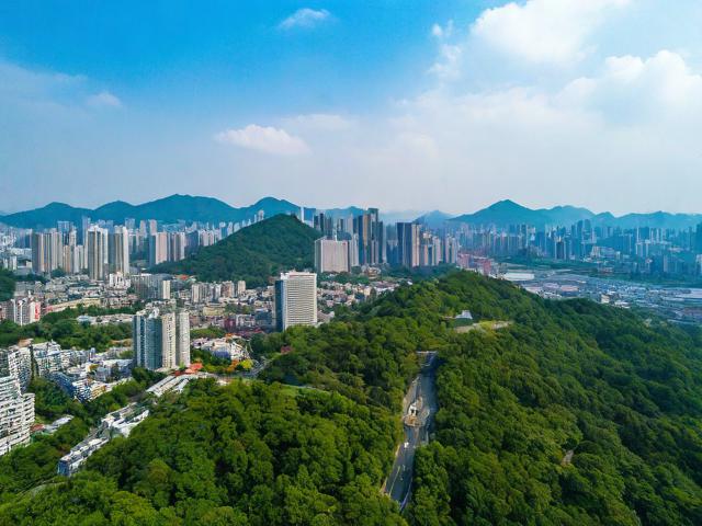 基于你的需求，这是一个简洁且SEO友好的疑问标题，，成都市区与周边精华游怎么玩？，解析，，核心关键词前置， 成都市区、周边精华游 直接放在开头，符合搜索习惯且突出重点。，疑问句式， 怎么玩？ 是用户搜索旅游攻略时的常见疑问，能有效吸引目标用户点击。，简洁明了， 标题简短，没有冗余词汇，清晰传达主题（行程推荐的核心就是怎么玩）。，SEO友好， 包含了用户最可能搜索的关键词组合（成都+市区+周边+精华游+怎么玩），易于被搜索引擎抓取和匹配相关搜索。-图1