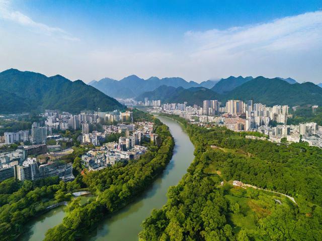 基于你的需求，这是一个简洁且SEO友好的疑问标题，，成都市区与周边精华游怎么玩？，解析，，核心关键词前置， 成都市区、周边精华游 直接放在开头，符合搜索习惯且突出重点。，疑问句式， 怎么玩？ 是用户搜索旅游攻略时的常见疑问，能有效吸引目标用户点击。，简洁明了， 标题简短，没有冗余词汇，清晰传达主题（行程推荐的核心就是怎么玩）。，SEO友好， 包含了用户最可能搜索的关键词组合（成都+市区+周边+精华游+怎么玩），易于被搜索引擎抓取和匹配相关搜索。-图2