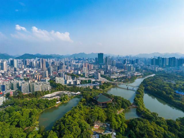 基于你的需求，这是一个简洁且SEO友好的疑问标题，，成都市区与周边精华游怎么玩？，解析，，核心关键词前置， 成都市区、周边精华游 直接放在开头，符合搜索习惯且突出重点。，疑问句式， 怎么玩？ 是用户搜索旅游攻略时的常见疑问，能有效吸引目标用户点击。，简洁明了， 标题简短，没有冗余词汇，清晰传达主题（行程推荐的核心就是怎么玩）。，SEO友好， 包含了用户最可能搜索的关键词组合（成都+市区+周边+精华游+怎么玩），易于被搜索引擎抓取和匹配相关搜索。-图3