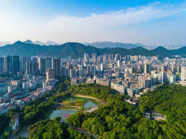 基于你的需求，这是一个简洁且SEO友好的疑问标题，，成都市区与周边精华游怎么玩？，解析，，核心关键词前置， 成都市区、周边精华游 直接放在开头，符合搜索习惯且突出重点。，疑问句式， 怎么玩？ 是用户搜索旅游攻略时的常见疑问，能有效吸引目标用户点击。，简洁明了， 标题简短，没有冗余词汇，清晰传达主题（行程推荐的核心就是怎么玩）。，SEO友好， 包含了用户最可能搜索的关键词组合（成都+市区+周边+精华游+怎么玩），易于被搜索引擎抓取和匹配相关搜索。-图4